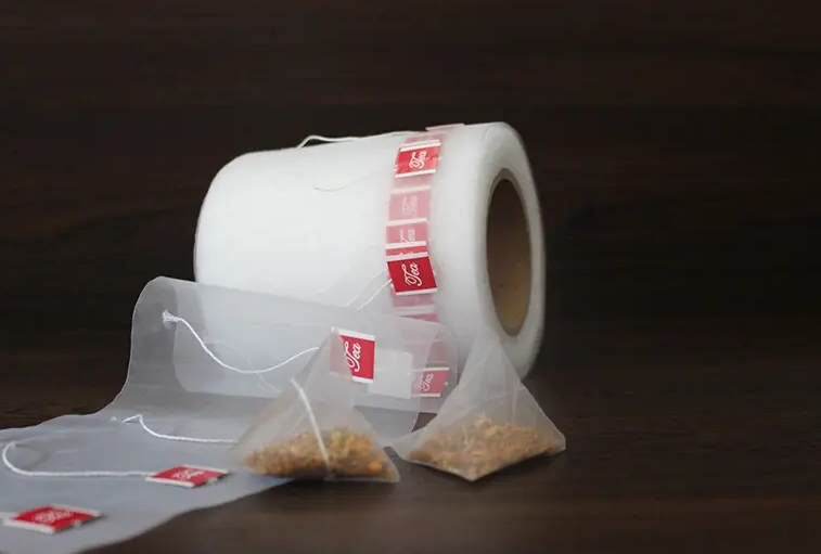 Tea bag roll tagging machine